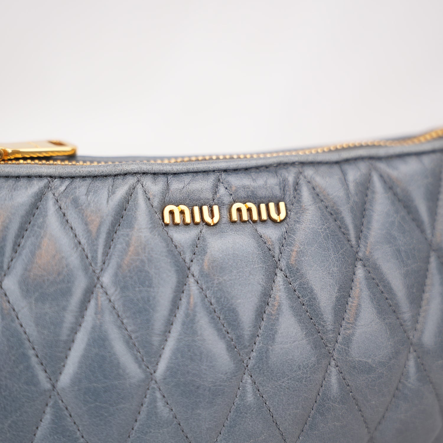 Miu Miu Matelassé Blu Mini Borsa a Spalla in Pelle con Logo Oro