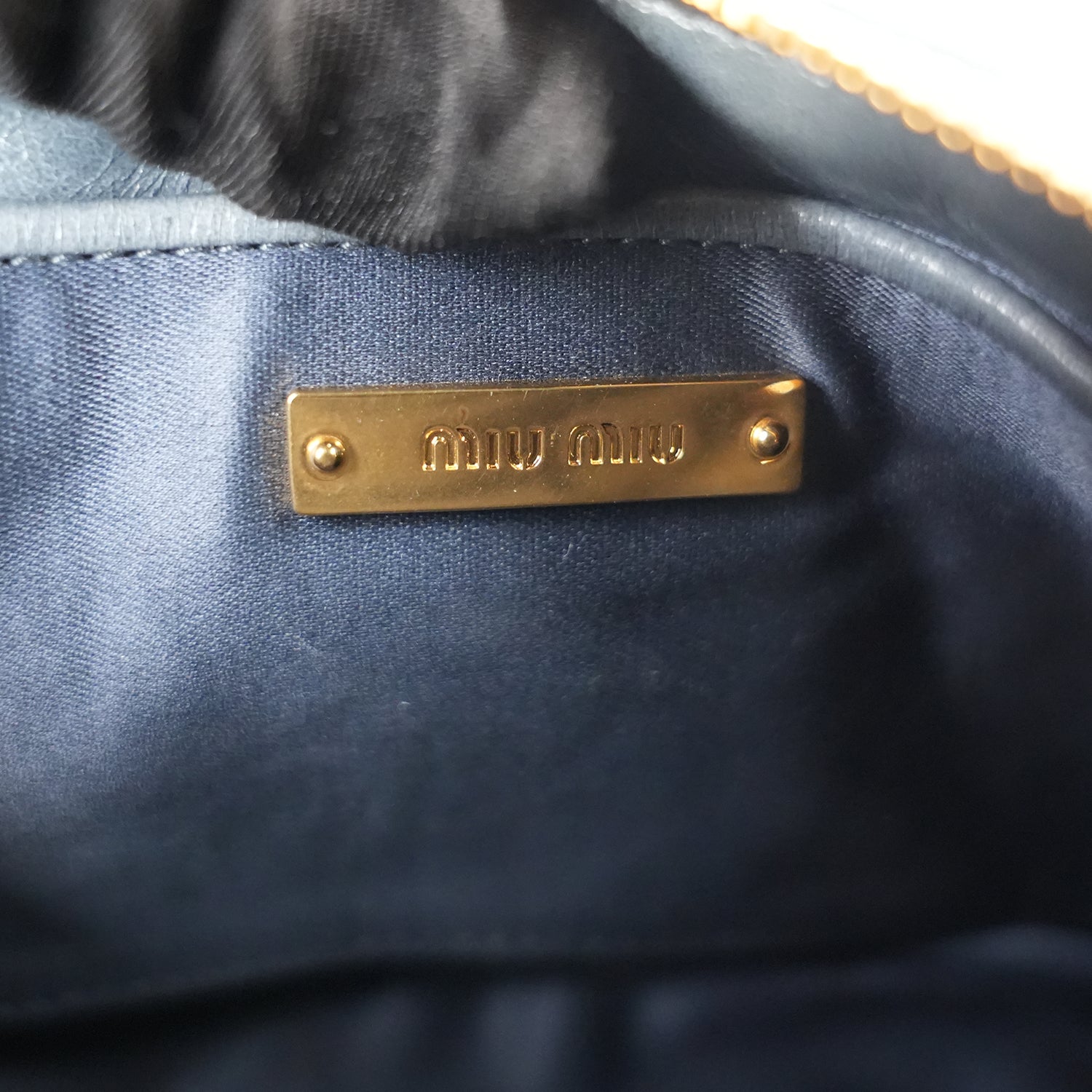 Miu Miu Matelassé Blu Mini Borsa a Spalla in Pelle con Logo Oro