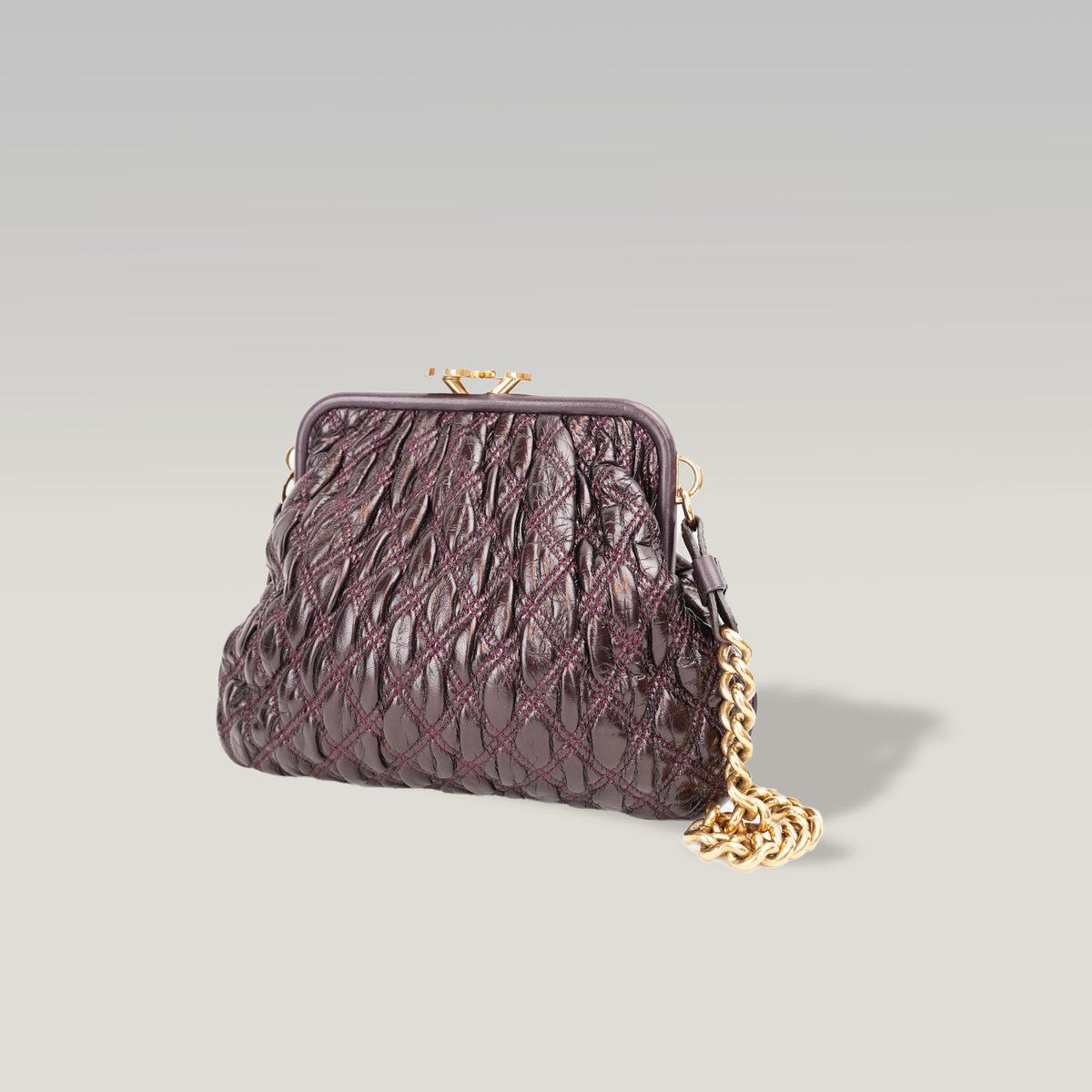 Marc Jacobs Borsa a Tracolla in Pelle Matelassé Bordeaux con Chiusura a Scatto e Catena Dorata