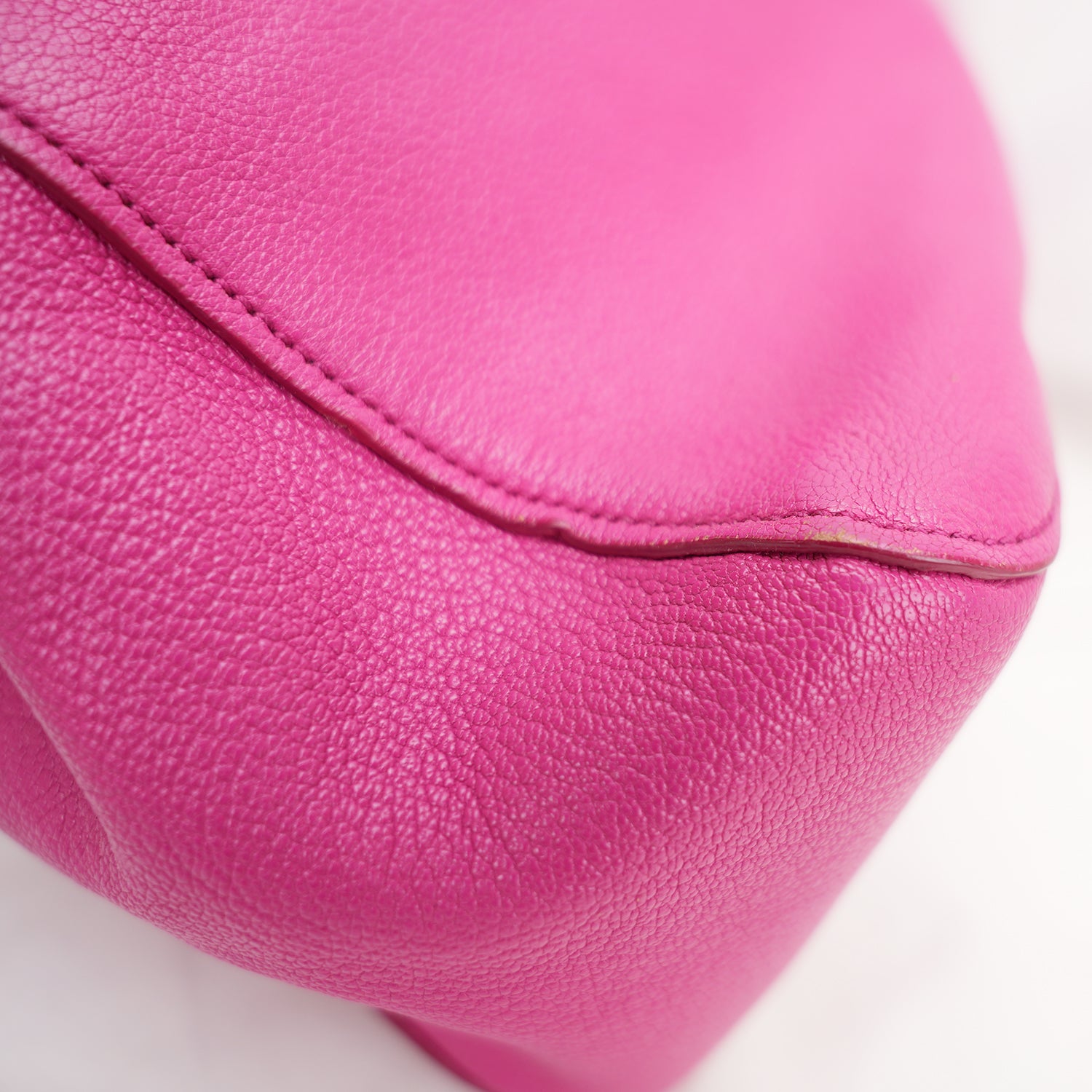 Miu Miu Fuchsia Leather Tote Bag in Pelle Martellata Rosa con Logo Dorato