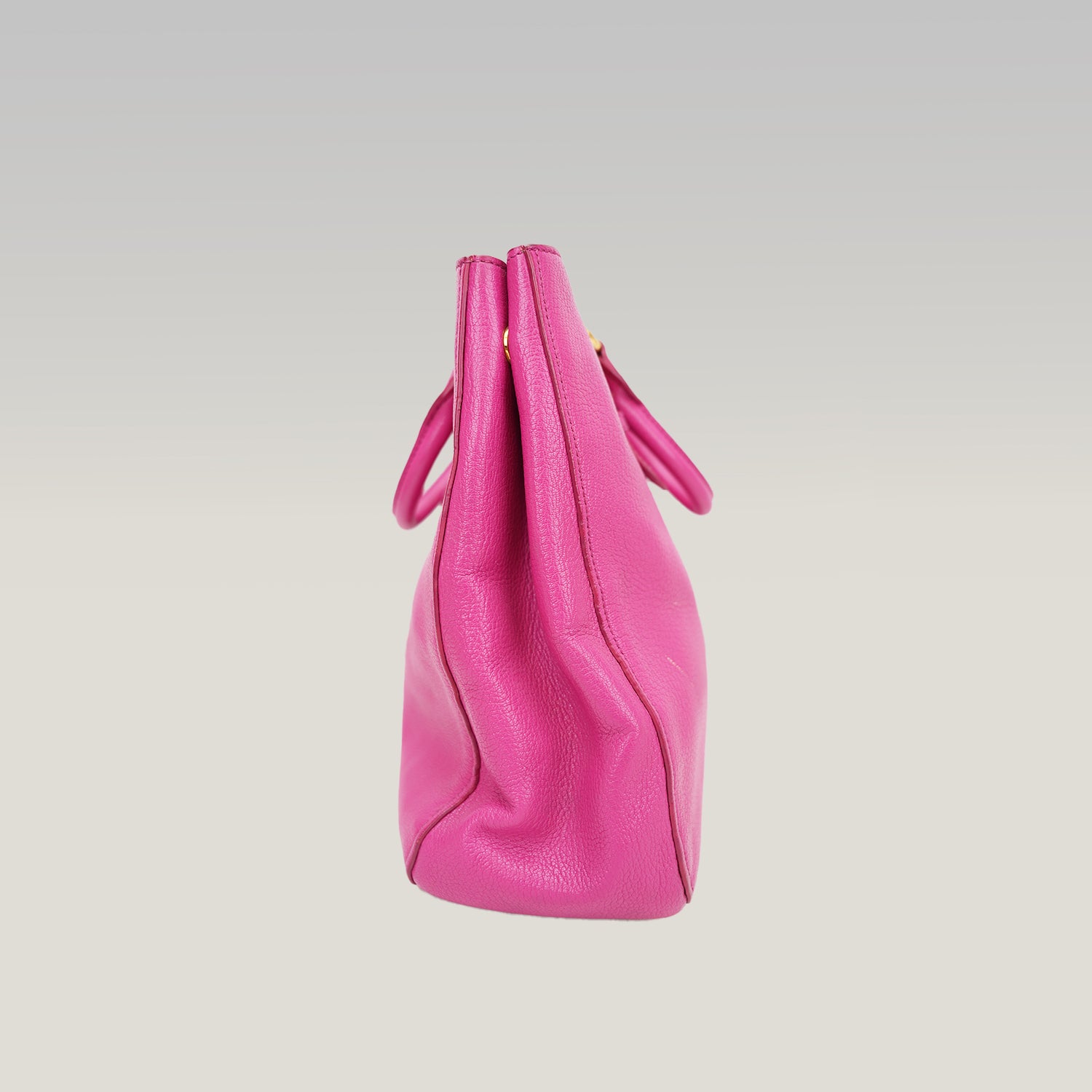 Miu Miu Fuchsia Leather Tote Bag in Pelle Martellata Rosa con Logo Dorato