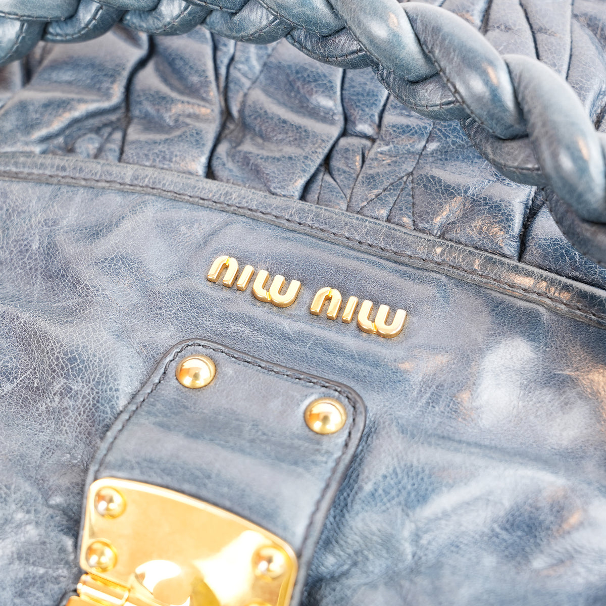 Miu Miu Coffer Matelassé Borsa a Mano in Pelle di Agnello Blu Scuro con Hardware Dorato