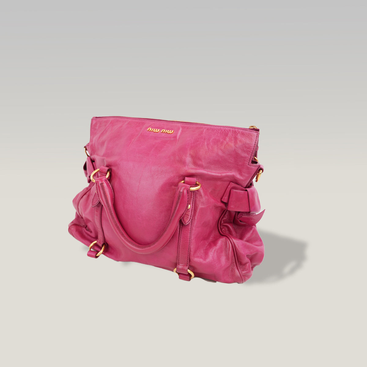 Miu Miu Vitello Bow Bag Borsa a Mano in Pelle Cerata Rosa Fucsia con Fiocchi Laterali e Dettagli Dorati