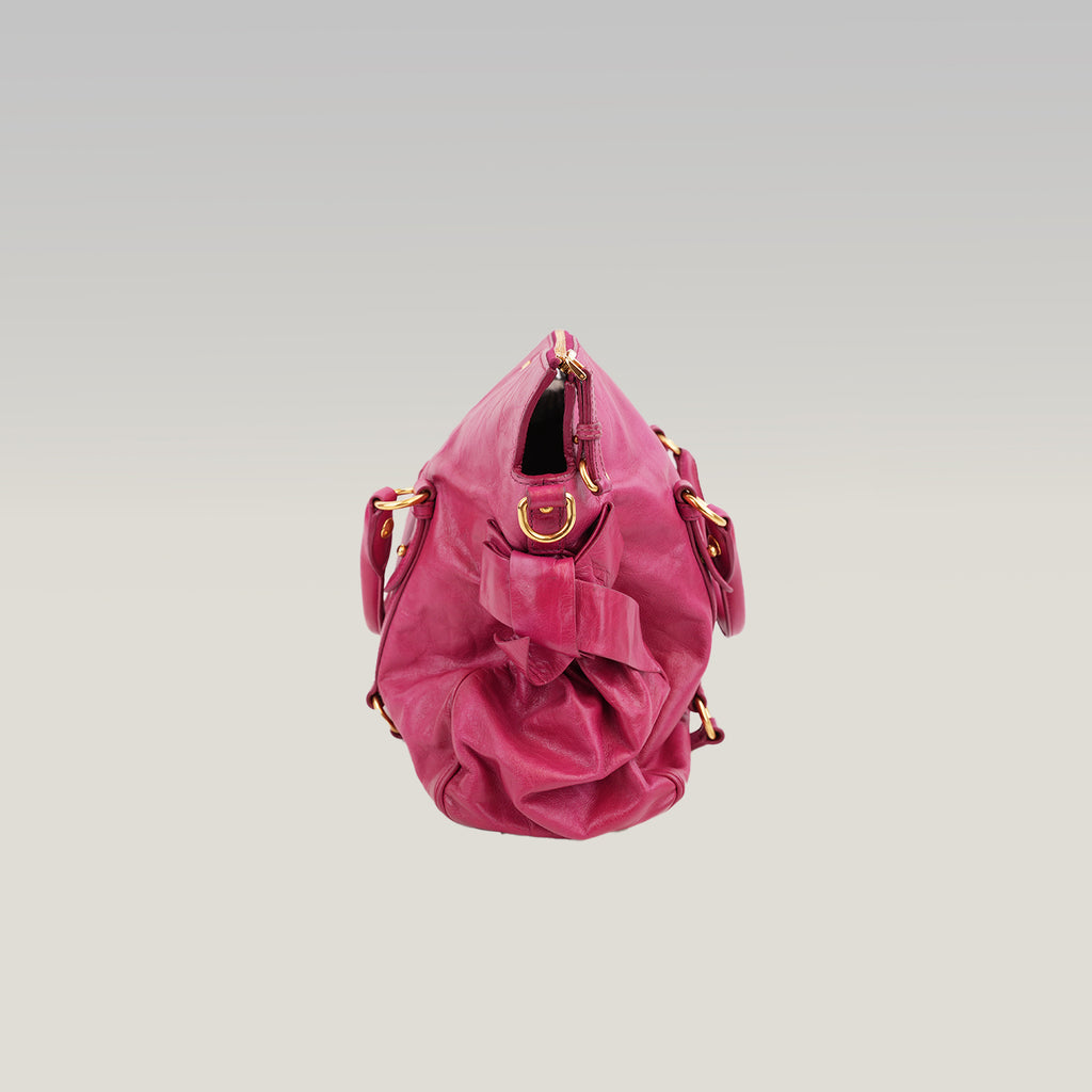 Miu Miu Vitello Bow Bag Borsa a Mano in Pelle Cerata Rosa Fucsia con Fiocchi Laterali e Dettagli Dorati