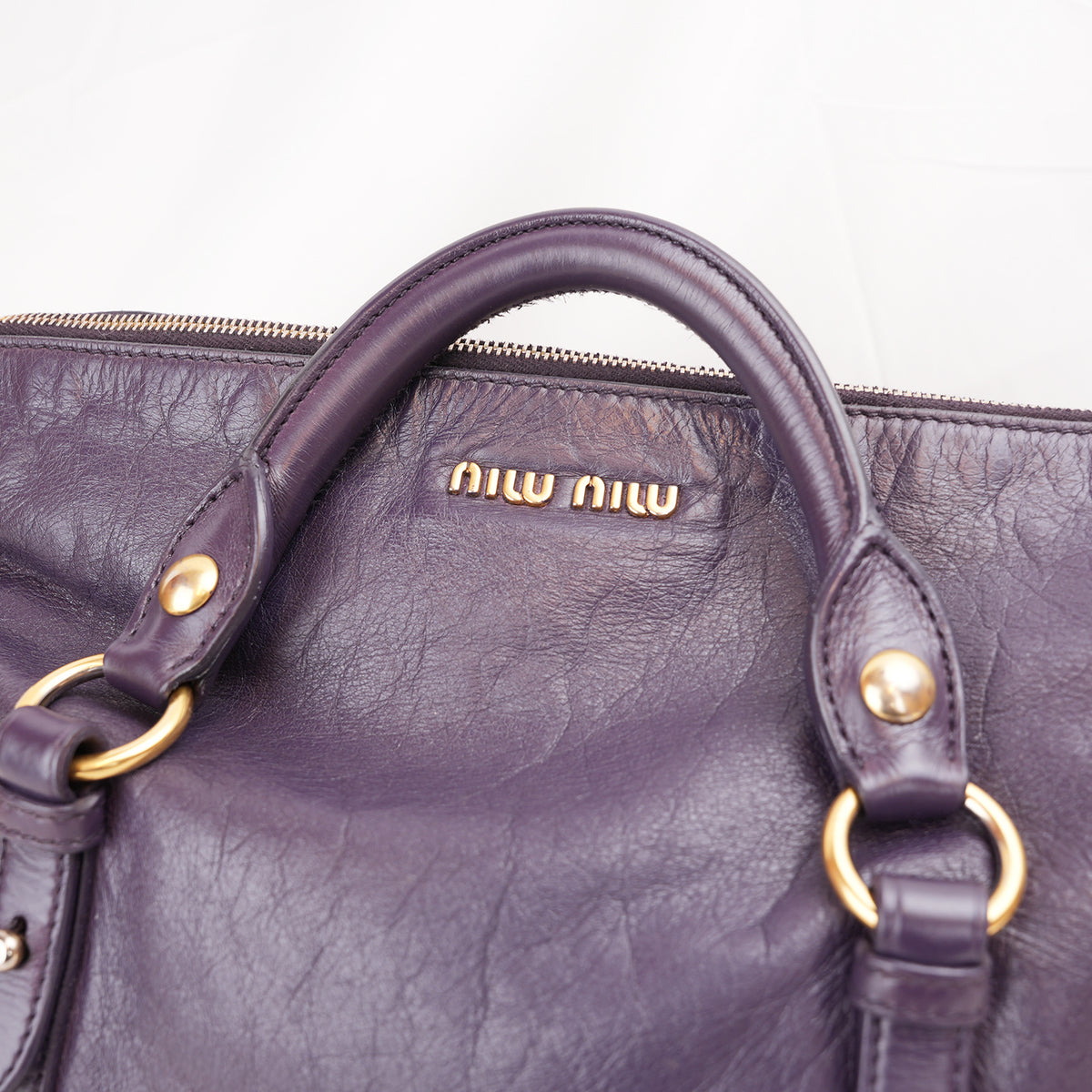 Miu Miu Vitello Lux Bow Borsa a Mano in Pelle Viola Effetto Vintage con Dettagli Dorati