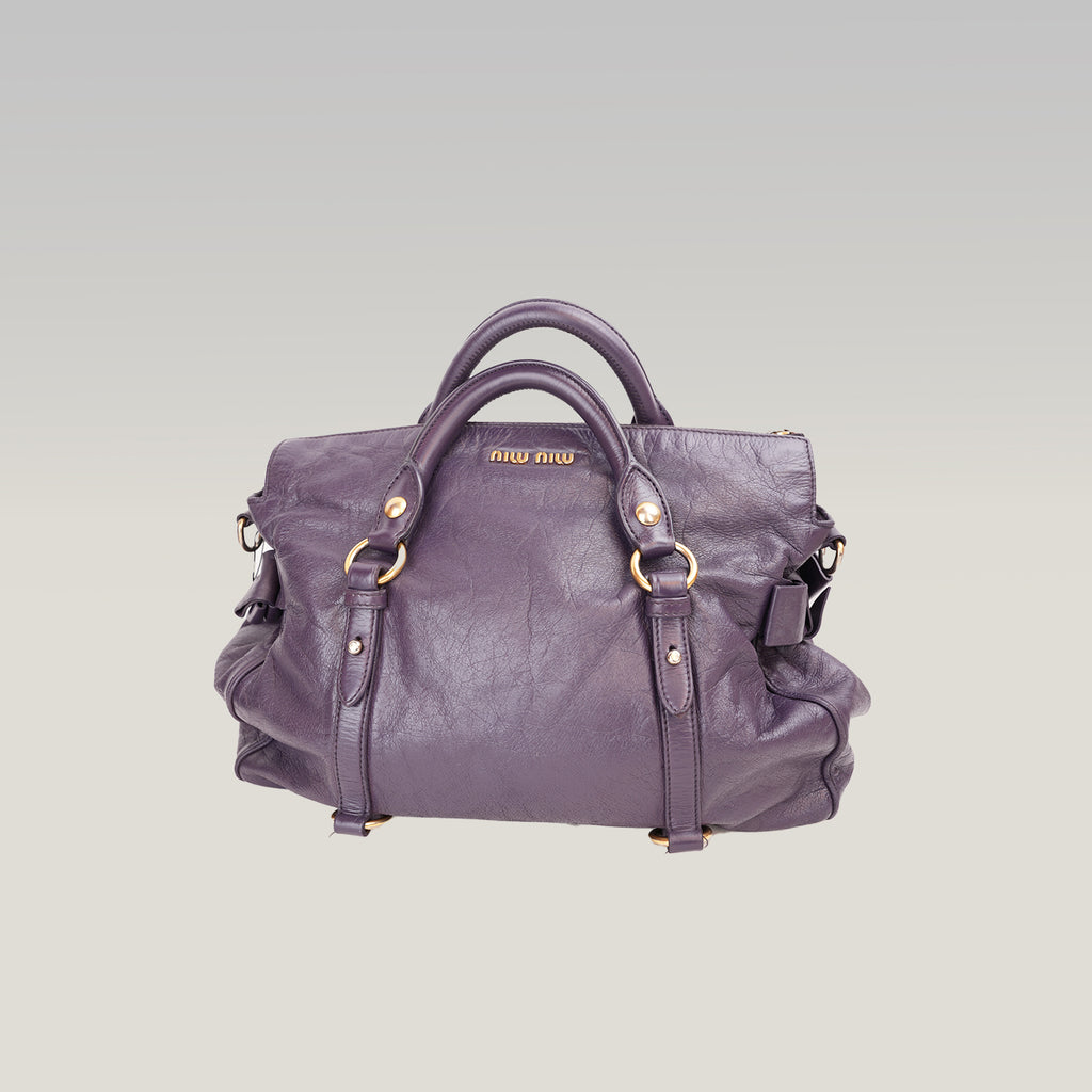 Miu Miu Vitello Lux Bow Borsa a Mano in Pelle Viola Effetto Vintage con Dettagli Dorati