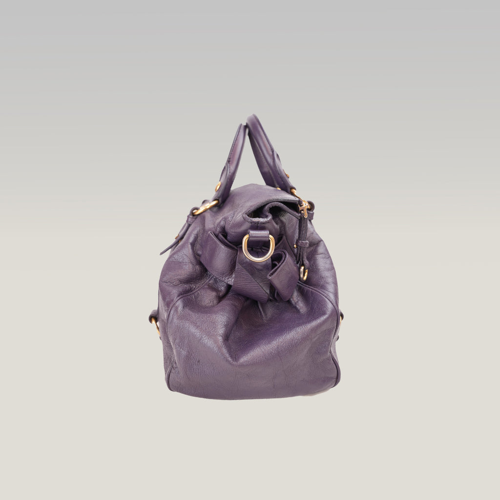 Miu Miu Vitello Lux Bow Borsa a Mano in Pelle Viola Effetto Vintage con Dettagli Dorati