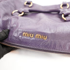 Miu Miu Vitello Lux Bow Borsa a Mano in Pelle Viola Effetto Vintage con Dettagli Dorati