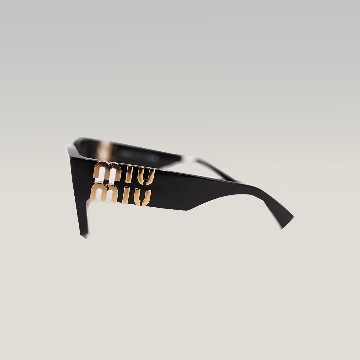 Miu Miu Occhiali da Sole Neri Squadrati con Maxi Logo Dorato