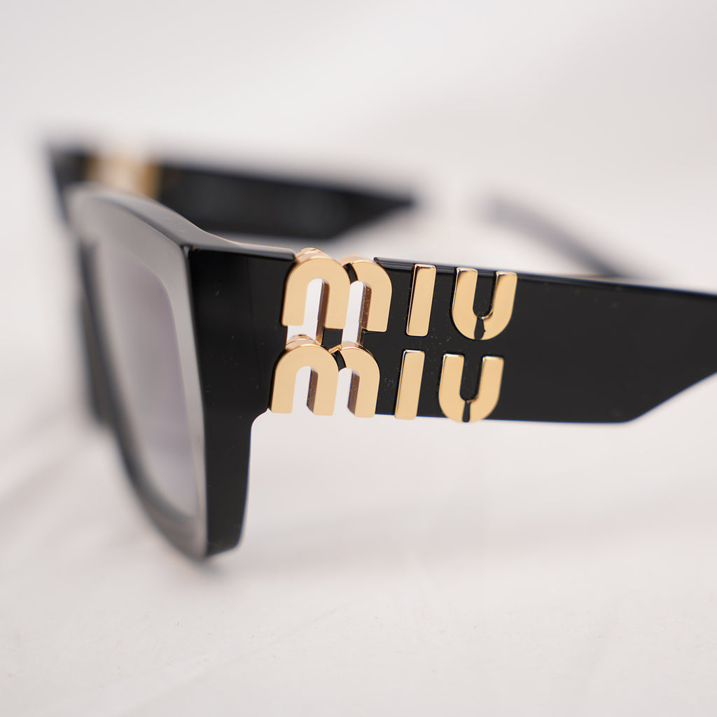 Miu Miu Occhiali da Sole Neri Squadrati con Maxi Logo Dorato
