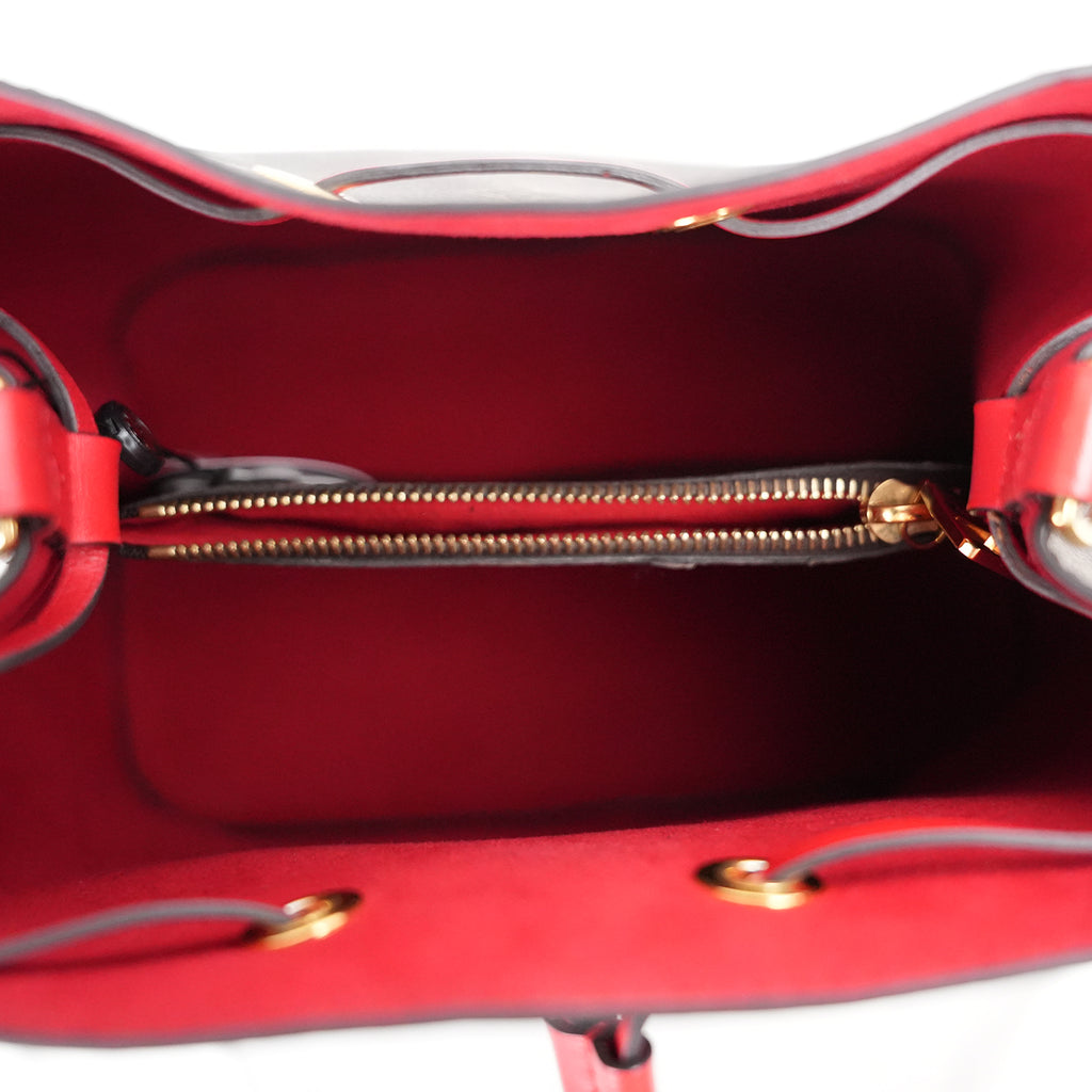 Louis Vuitton NéoNoé MM Monogram in Tela Cerata Marrone con Dettagli Rossi