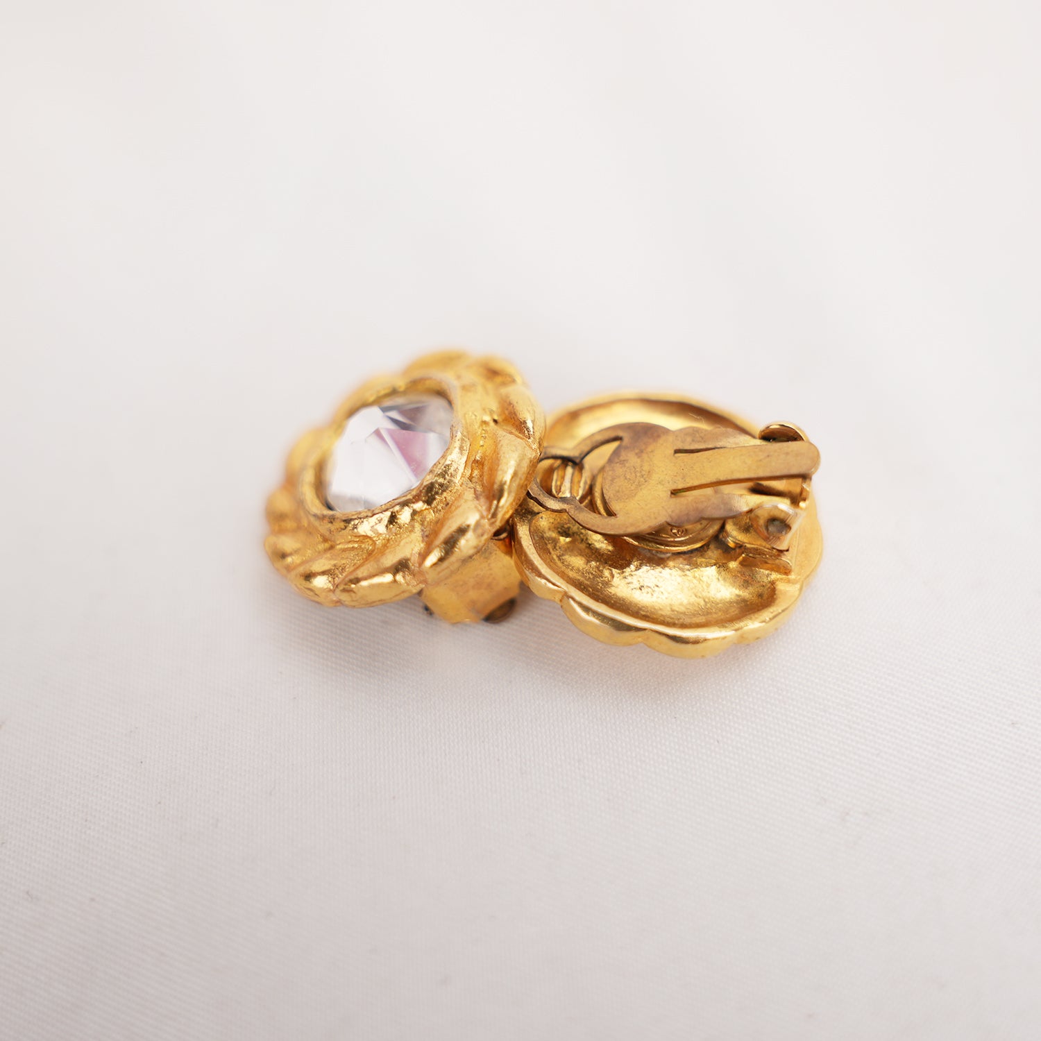 Chanel Orecchini a Clip Vintage in Lega Metallica Dorata con Grande Strass Centrale