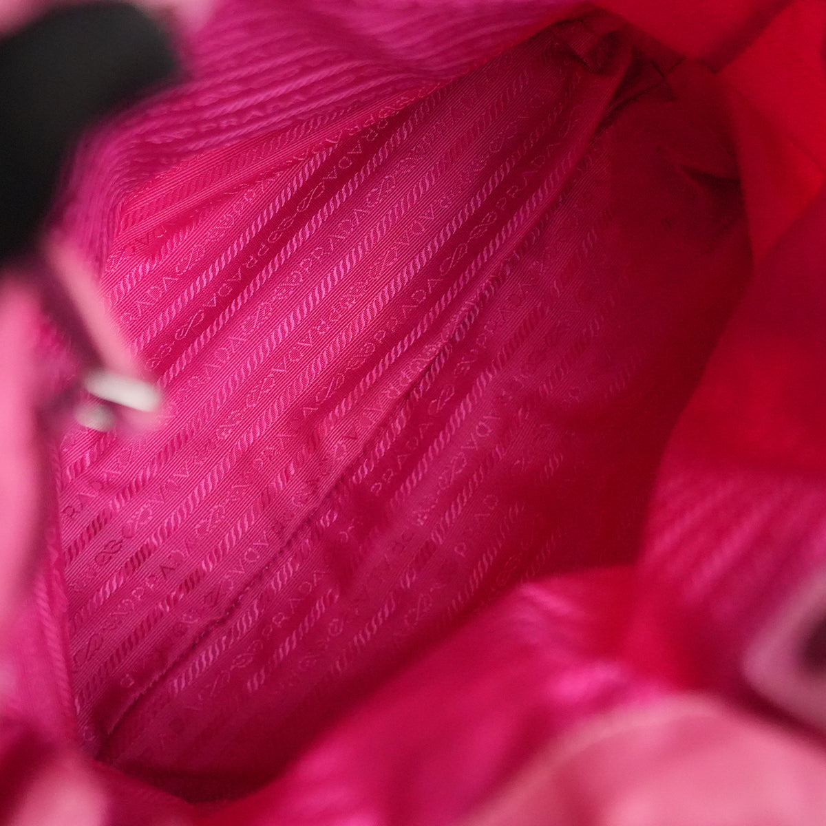 Prada Tessuto Borsa a Spalla Rosa in Nylon con Dettagli in Pelle