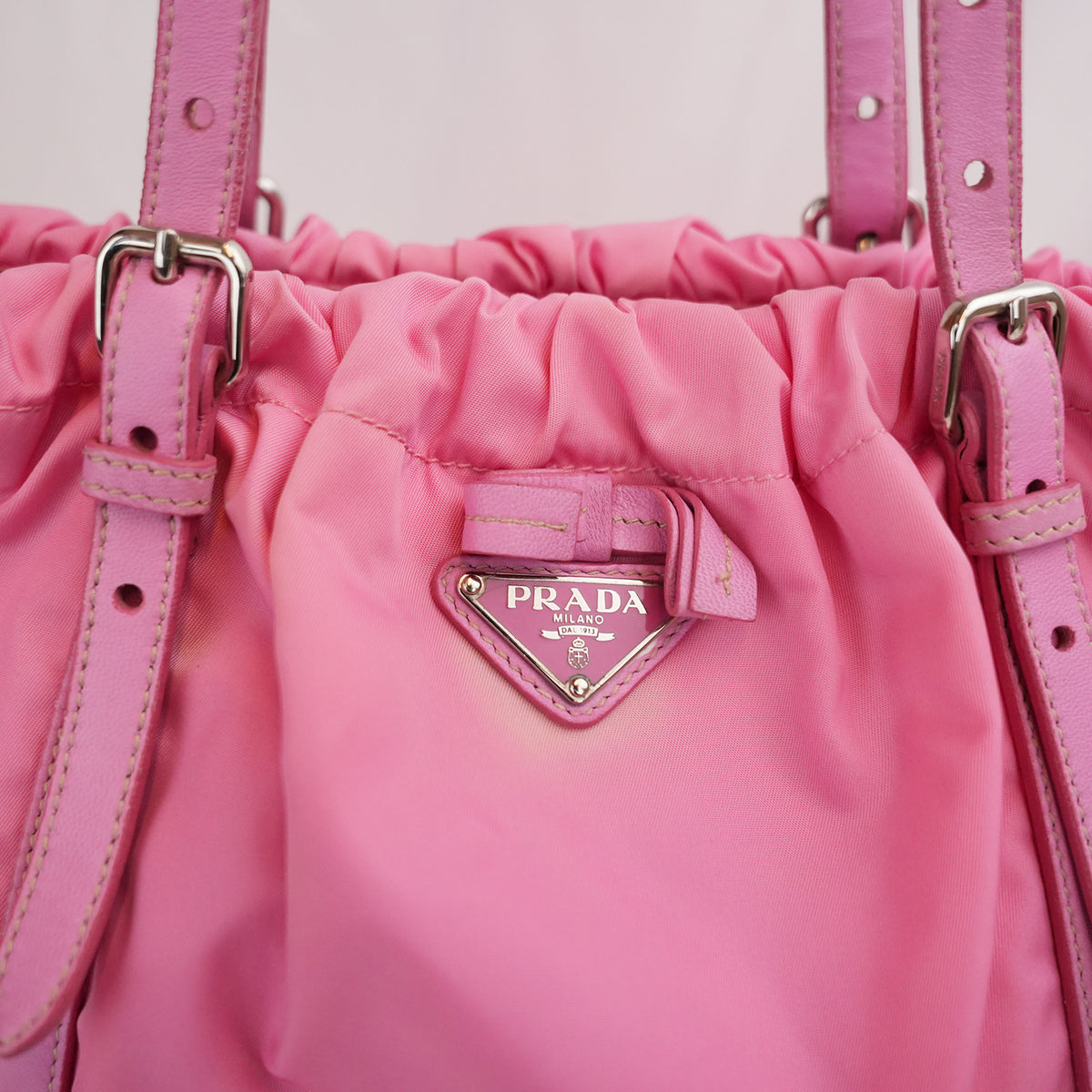 Prada Tessuto Borsa a Spalla Rosa in Nylon con Dettagli in Pelle