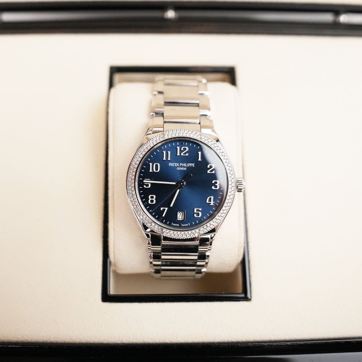 Patek Philippe Twenty~4 Automatic 7300/1200A-001 36 mm in Acciaio con Quadrante Blu Soleil e Diamanti