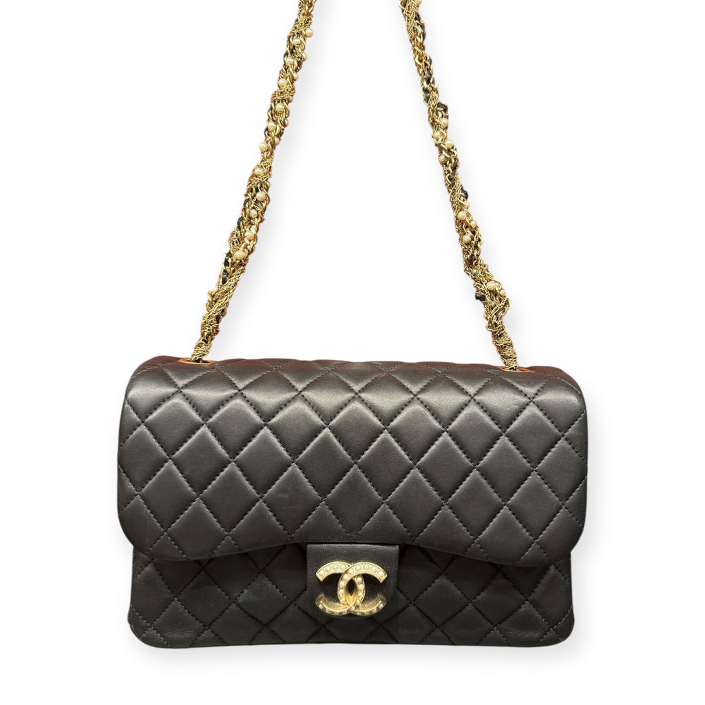 Chanel Medium Flap – Borsa Trapuntata con Tracolla a Catena Decorata con Perle