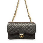 Chanel Medium Flap – Borsa Trapuntata con Tracolla a Catena Decorata con Perle