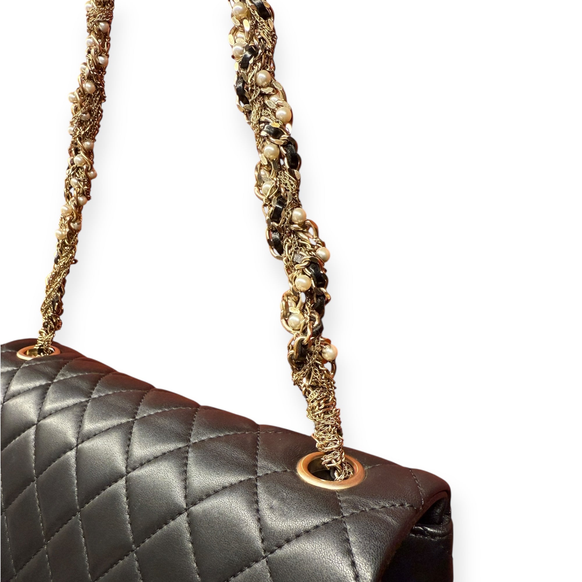 Chanel Medium Flap – Borsa Trapuntata con Tracolla a Catena Decorata con Perle