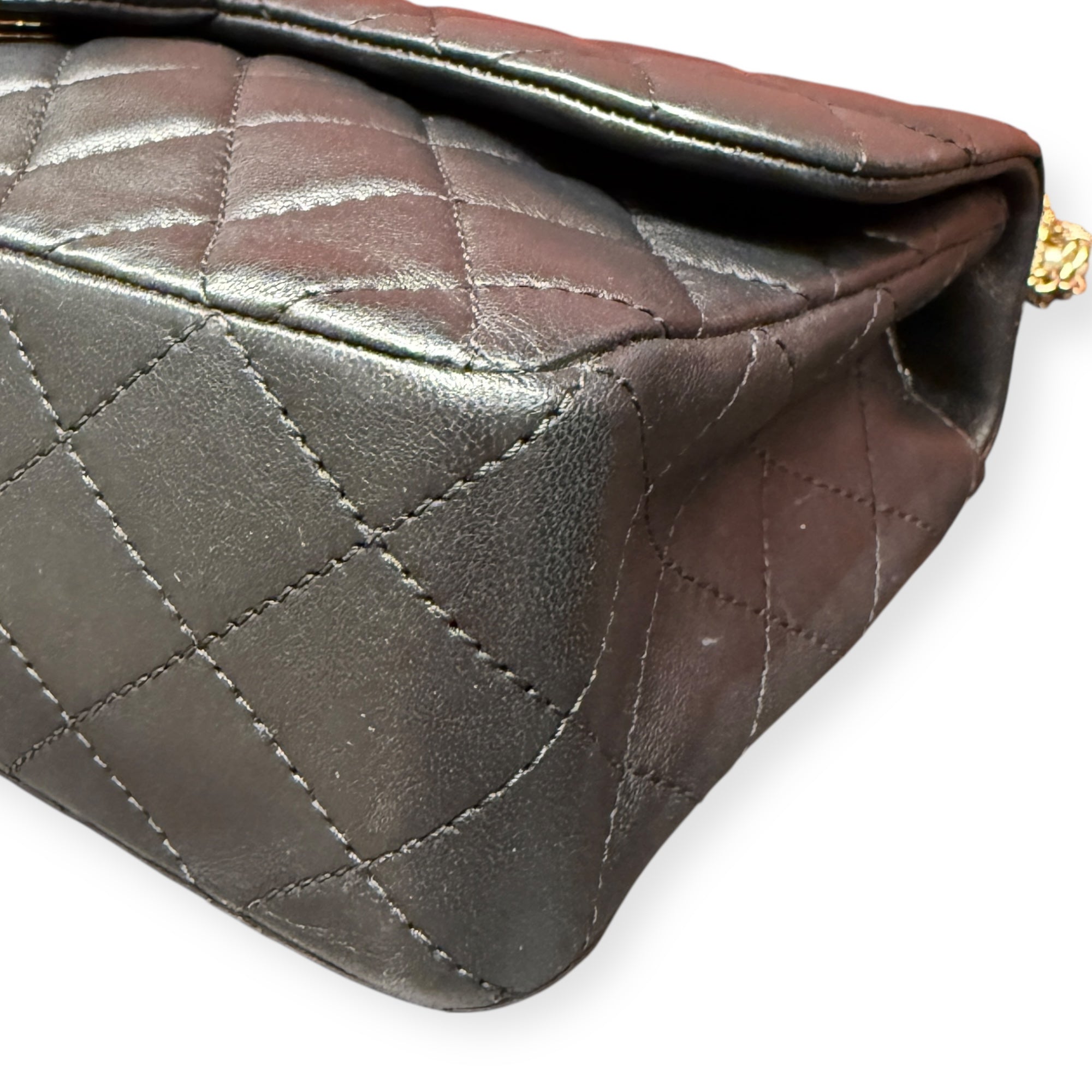 Chanel Medium Flap – Borsa Trapuntata con Tracolla a Catena Decorata con Perle