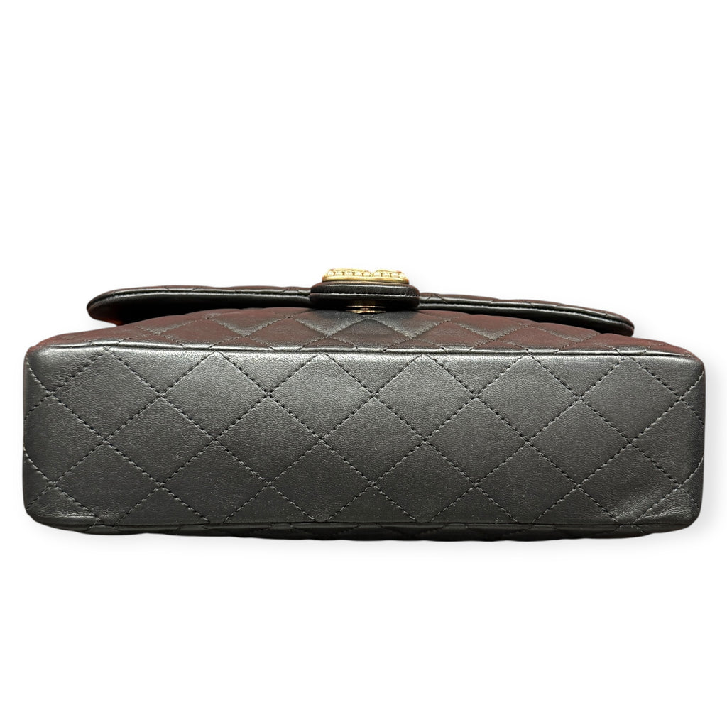 Chanel Medium Flap – Borsa Trapuntata con Tracolla a Catena Decorata con Perle