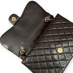 Chanel Medium Flap – Borsa Trapuntata con Tracolla a Catena Decorata con Perle