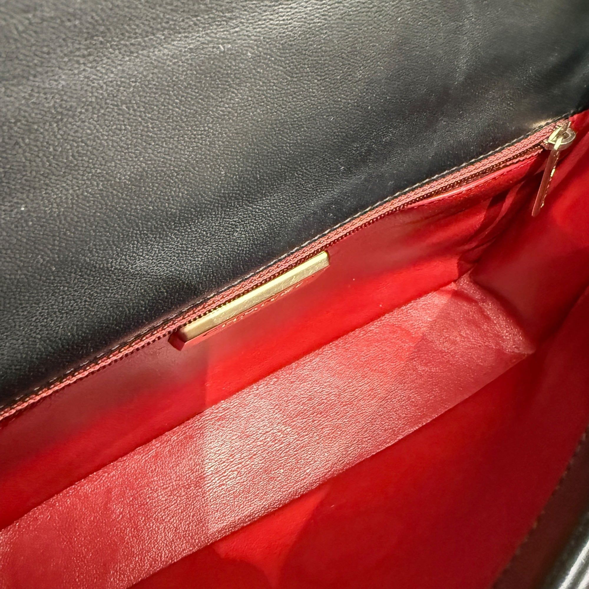 Chanel Medium Flap – Borsa Trapuntata con Tracolla a Catena Decorata con Perle