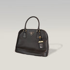 Prada Borsa a Mano Media a Conchiglia in Pelle Saffiano Nera con Logo Triangolare Dorato