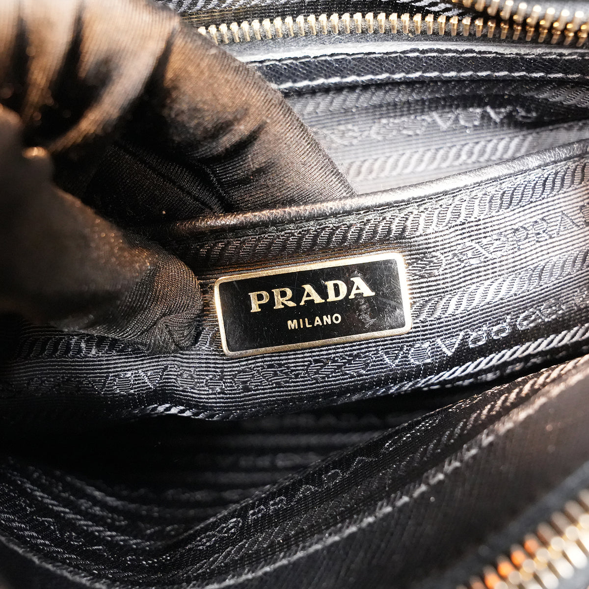 Prada Borsa a Mano Media a Conchiglia in Pelle Saffiano Nera con Logo Triangolare Dorato