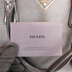 Prada Borsa a Mano Media a Conchiglia in Pelle Saffiano Nera con Logo Triangolare Dorato