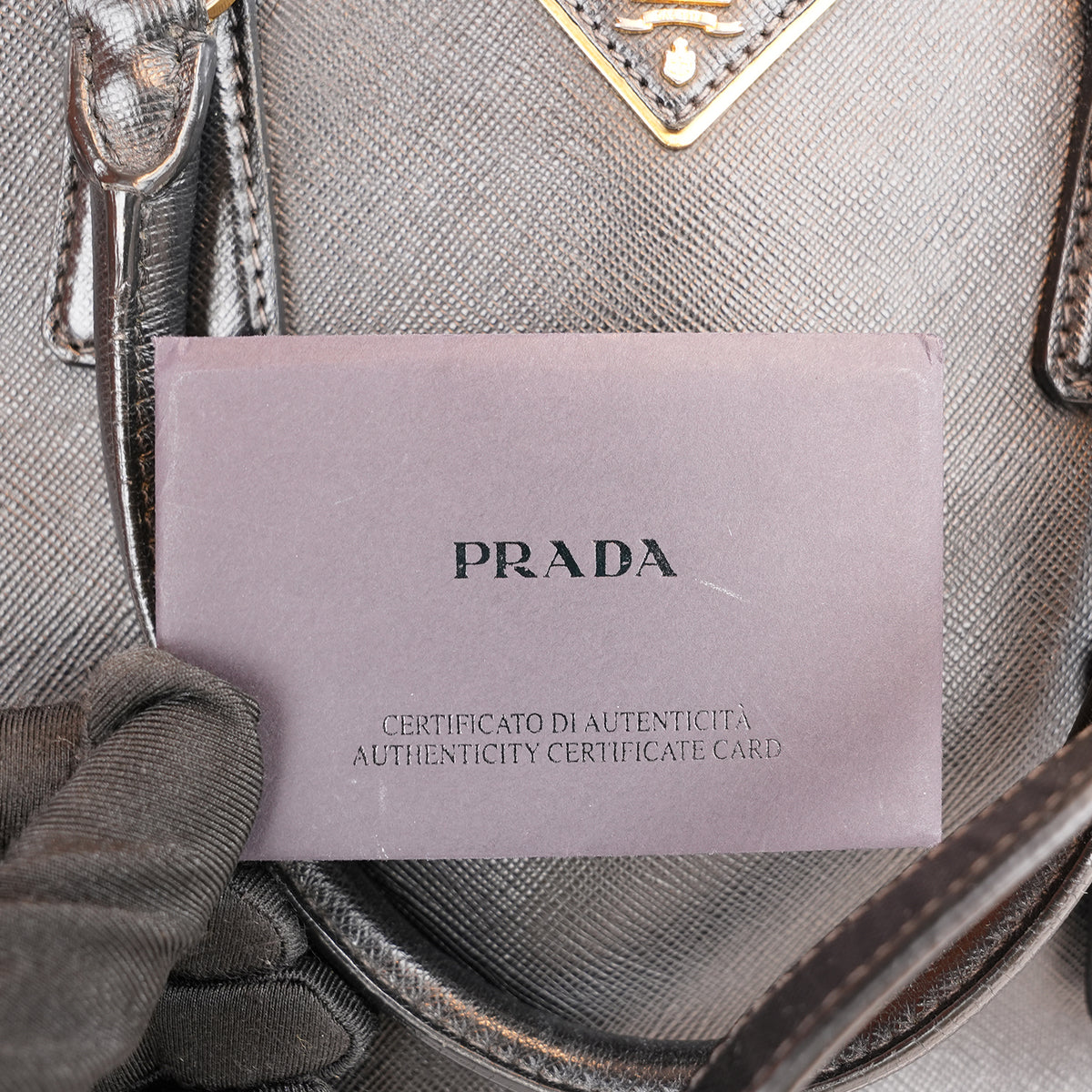Prada Borsa a Mano Media a Conchiglia in Pelle Saffiano Nera con Logo Triangolare Dorato