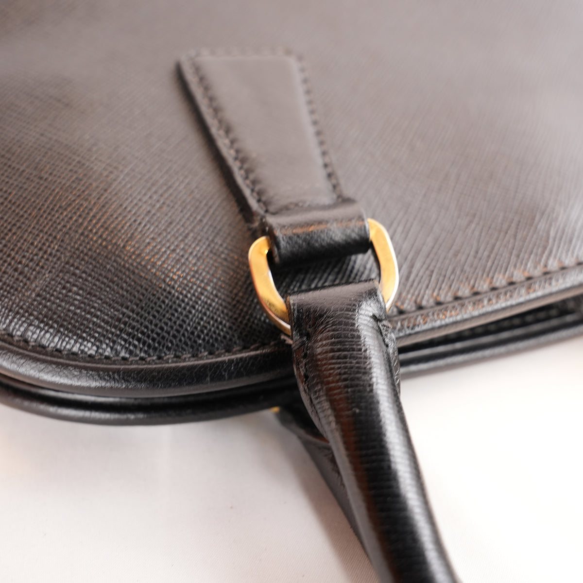 Prada Borsa a Mano Media a Conchiglia in Pelle Saffiano Nera con Logo Triangolare Dorato