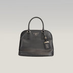 Prada Borsa a Mano Media a Conchiglia in Pelle Saffiano Nera con Logo Triangolare Dorato