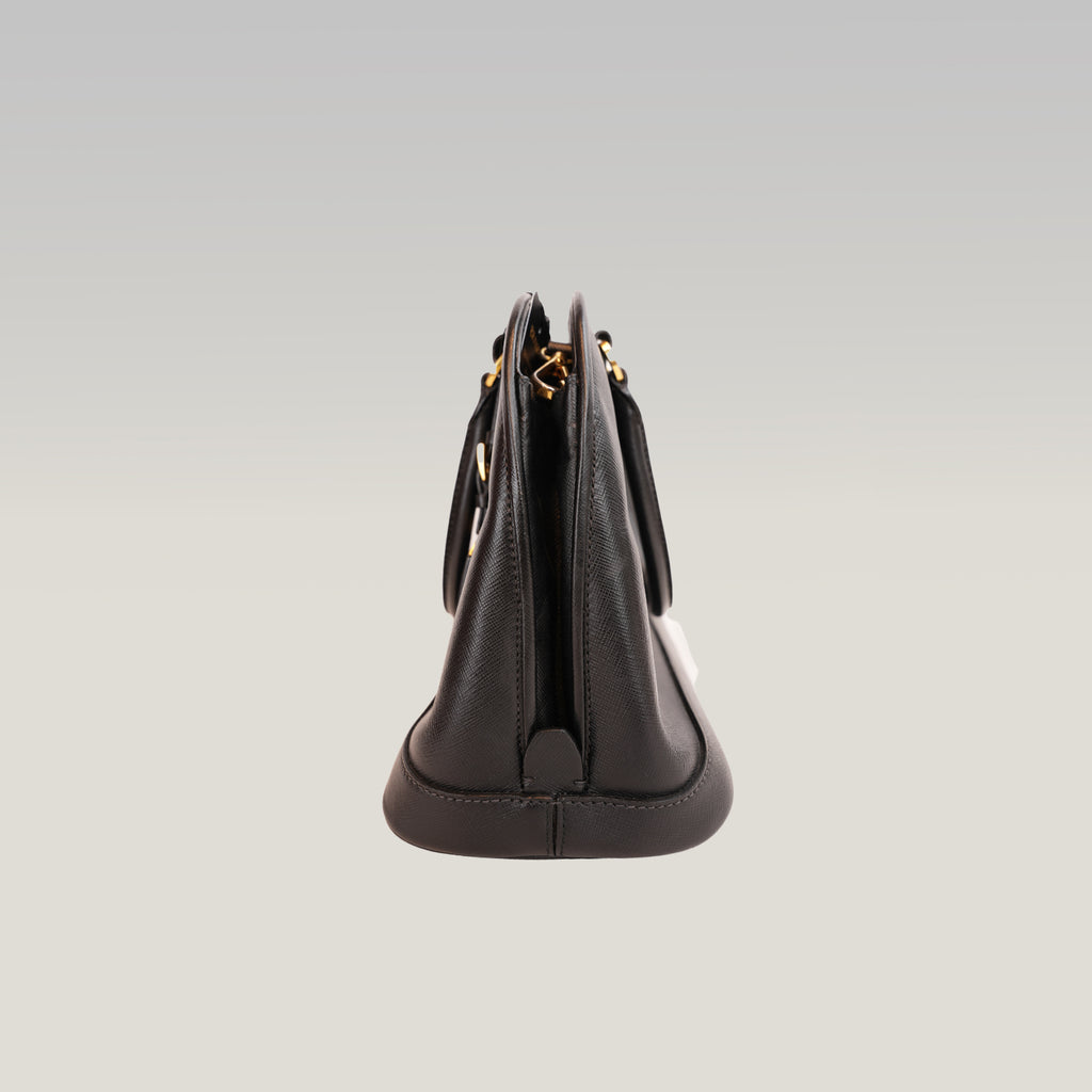 Prada Borsa a Mano Media a Conchiglia in Pelle Saffiano Nera con Logo Triangolare Dorato