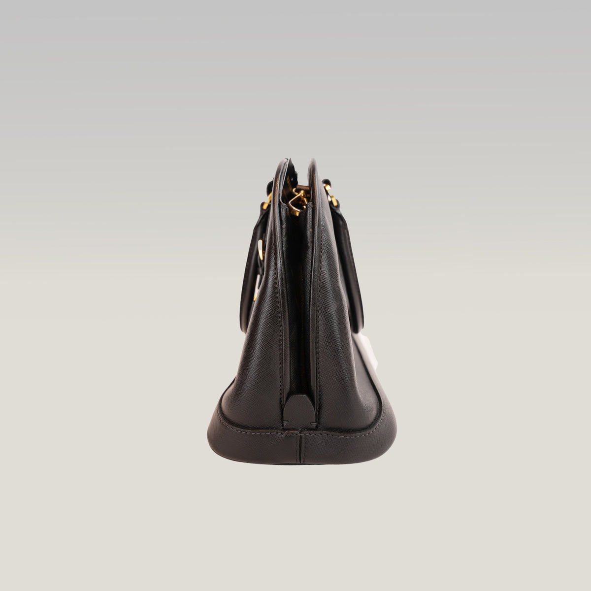 Prada Borsa a Mano Media a Conchiglia in Pelle Saffiano Nera con Logo Triangolare Dorato