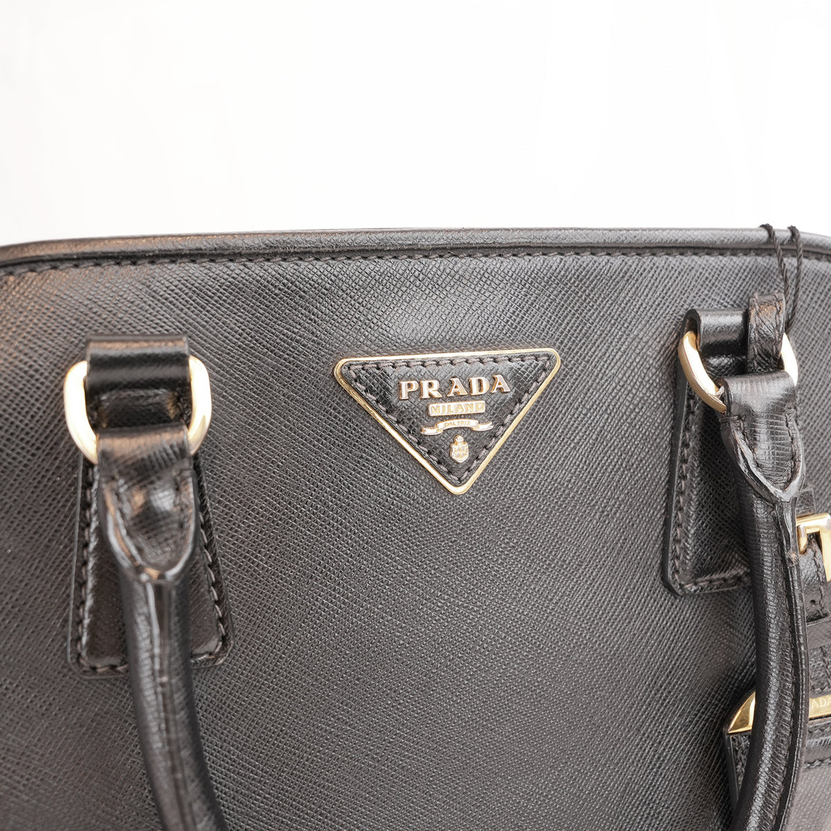 Prada Borsa a Mano Media a Conchiglia in Pelle Saffiano Nera con Logo Triangolare Dorato