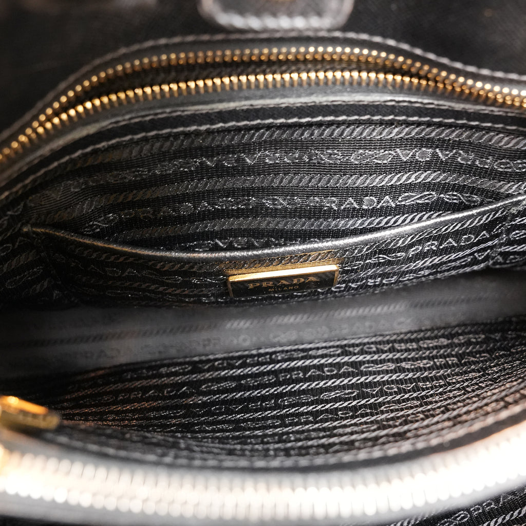 Prada Borsa a Mano Media a Conchiglia in Pelle Saffiano Nera con Logo Triangolare Dorato