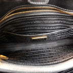 Prada Borsa a Mano Media a Conchiglia in Pelle Saffiano Nera con Logo Triangolare Dorato