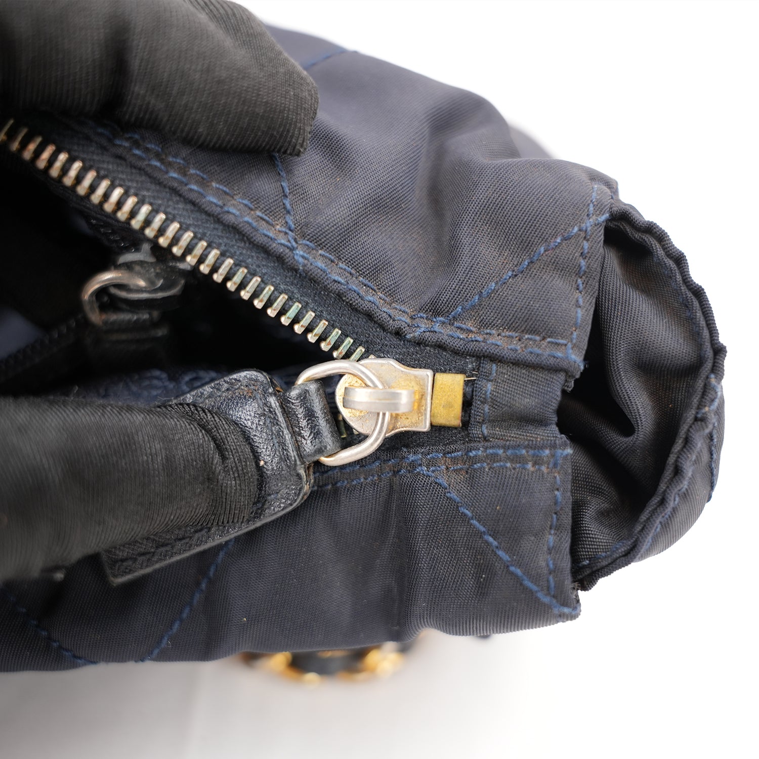 Prada Borsa a Spalla in Tessuto Nylon Nero Trapuntato con Catena Dorata