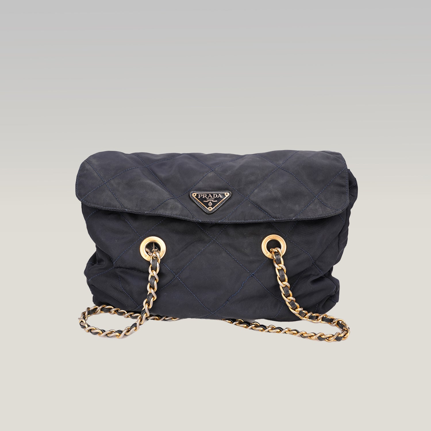 Prada Borsa a Spalla in Tessuto Nylon Nero Trapuntato con Catena Dorata