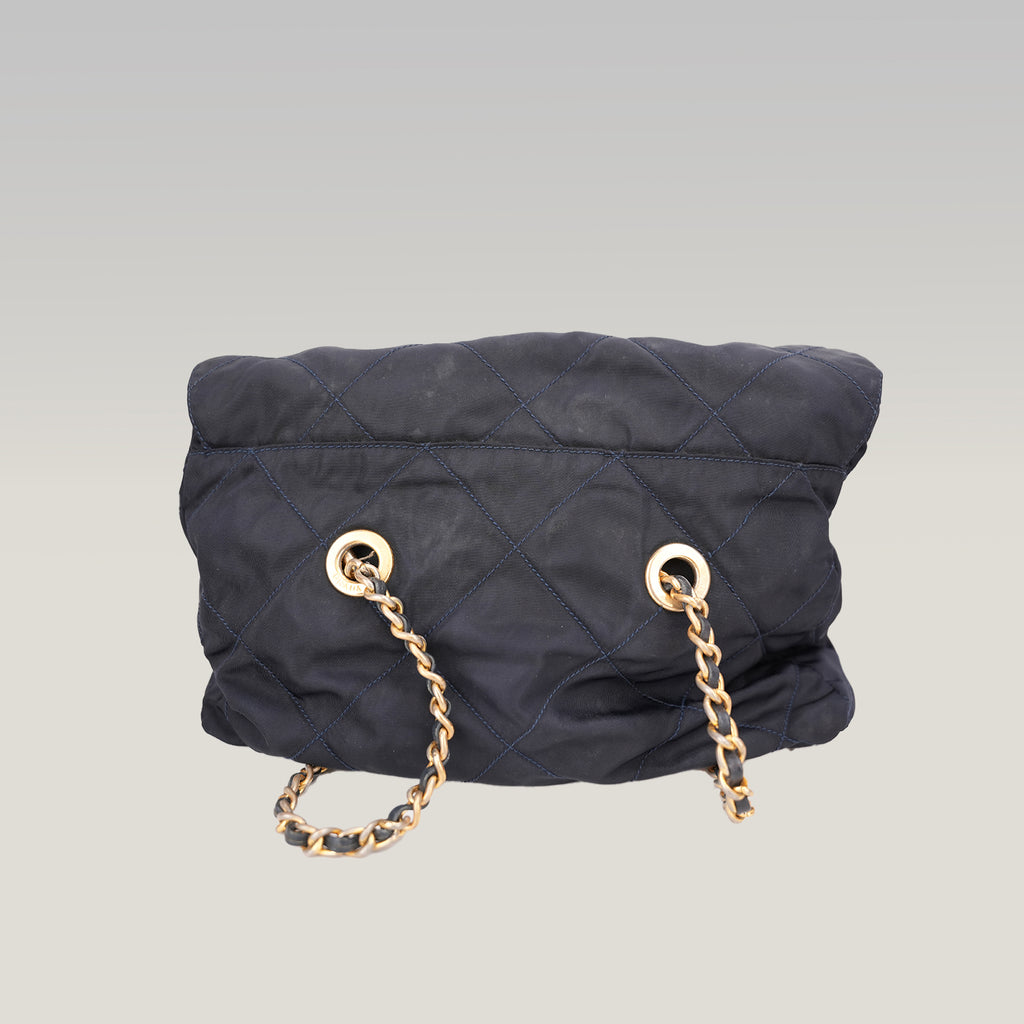 Prada Borsa a Spalla in Tessuto Nylon Nero Trapuntato con Catena Dorata