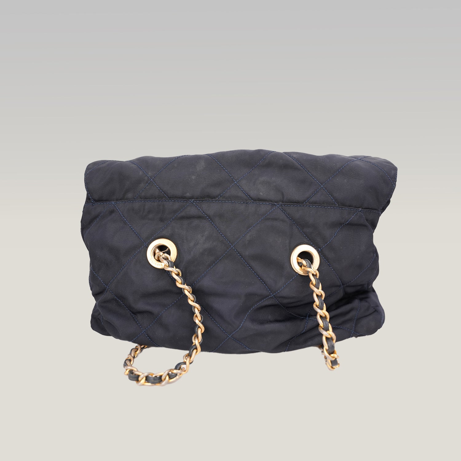 Prada Borsa a Spalla in Tessuto Nylon Nero Trapuntato con Catena Dorata