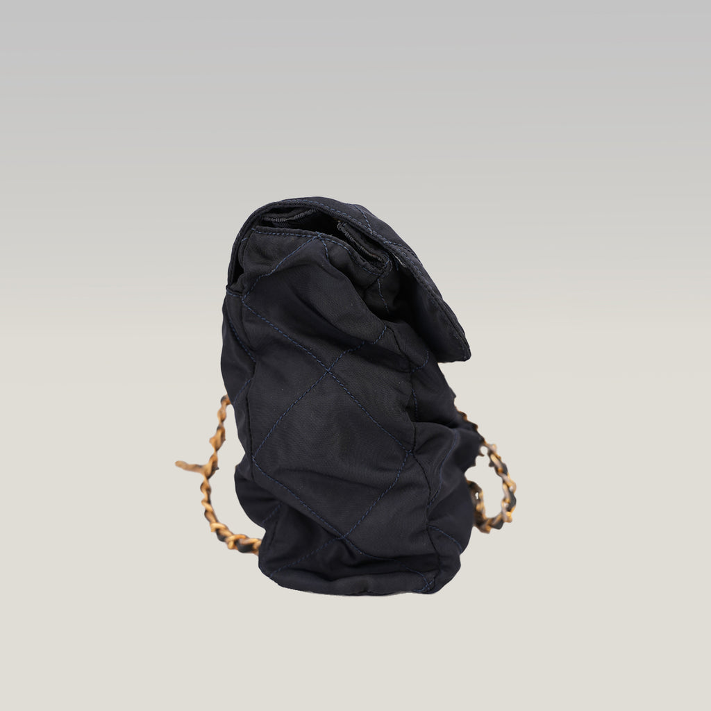 Prada Borsa a Spalla in Tessuto Nylon Nero Trapuntato con Catena Dorata