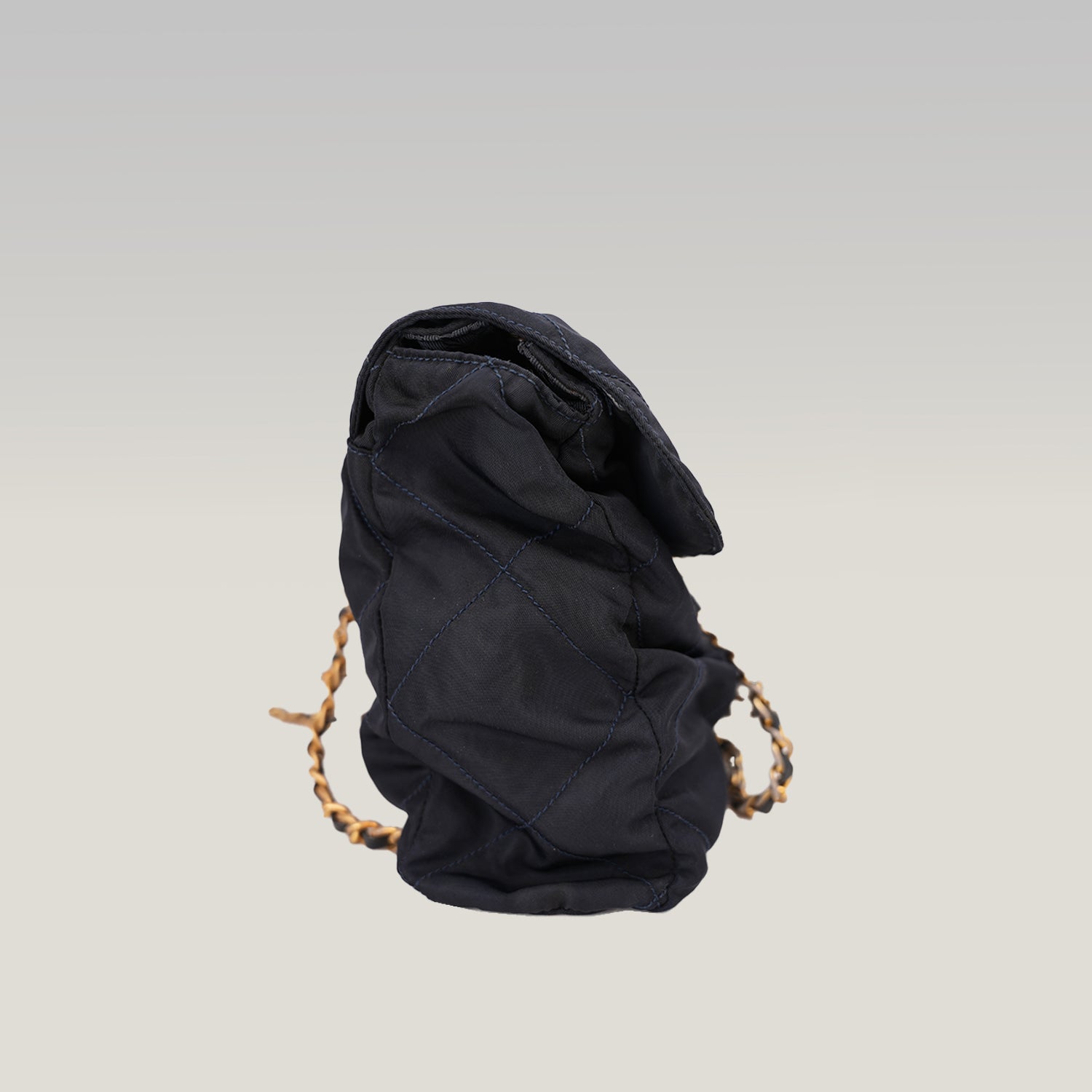 Prada Borsa a Spalla in Tessuto Nylon Nero Trapuntato con Catena Dorata