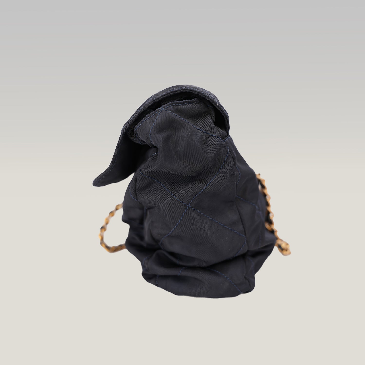 Prada Borsa a Spalla in Tessuto Nylon Nero Trapuntato con Catena Dorata