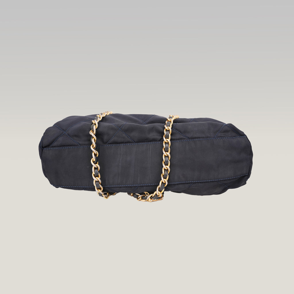 Prada Borsa a Spalla in Tessuto Nylon Nero Trapuntato con Catena Dorata