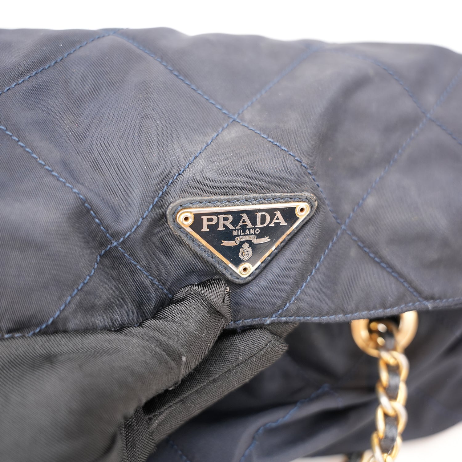 Prada Borsa a Spalla in Tessuto Nylon Nero Trapuntato con Catena Dorata