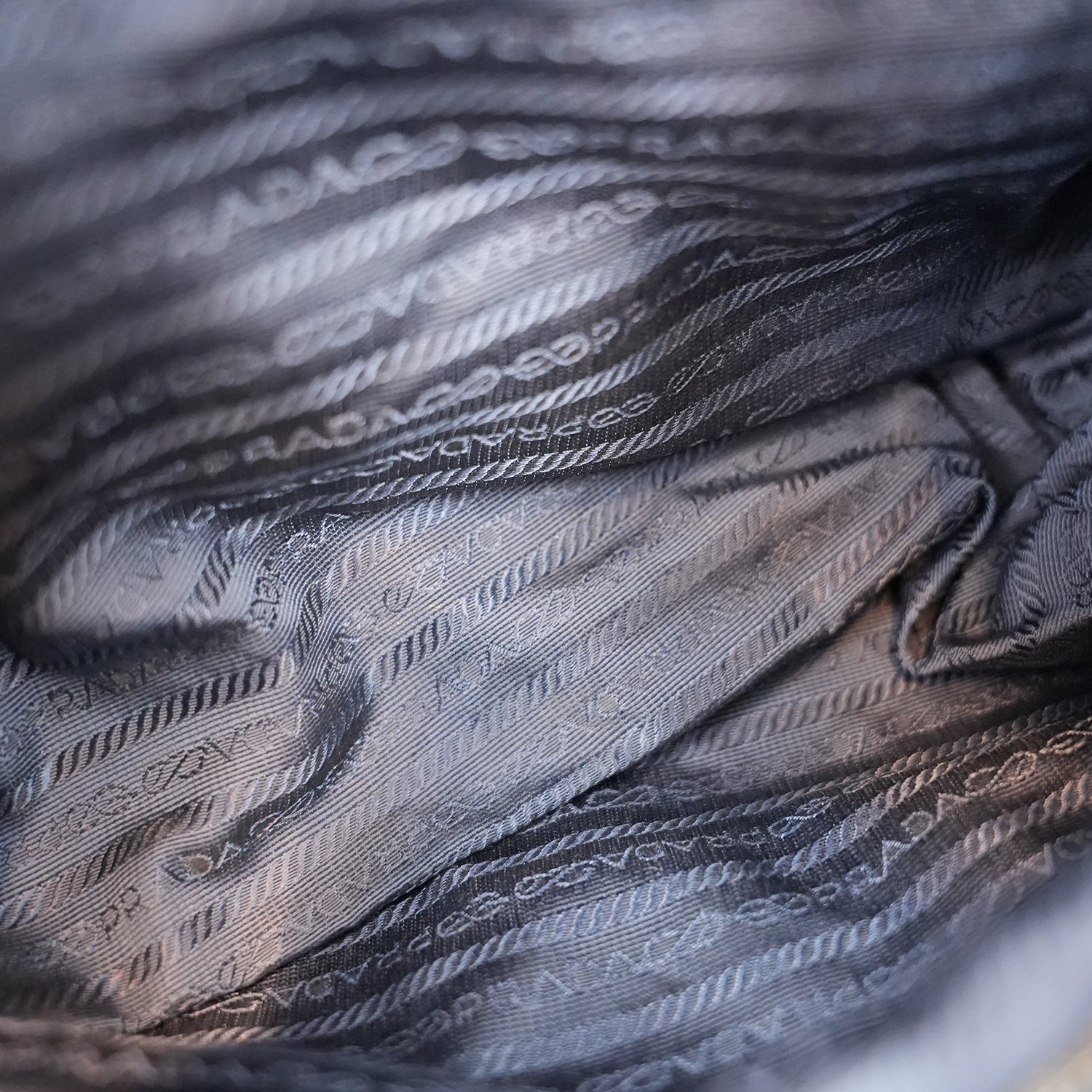 Prada Borsa a Spalla in Tessuto Nylon Nero Trapuntato con Catena Dorata