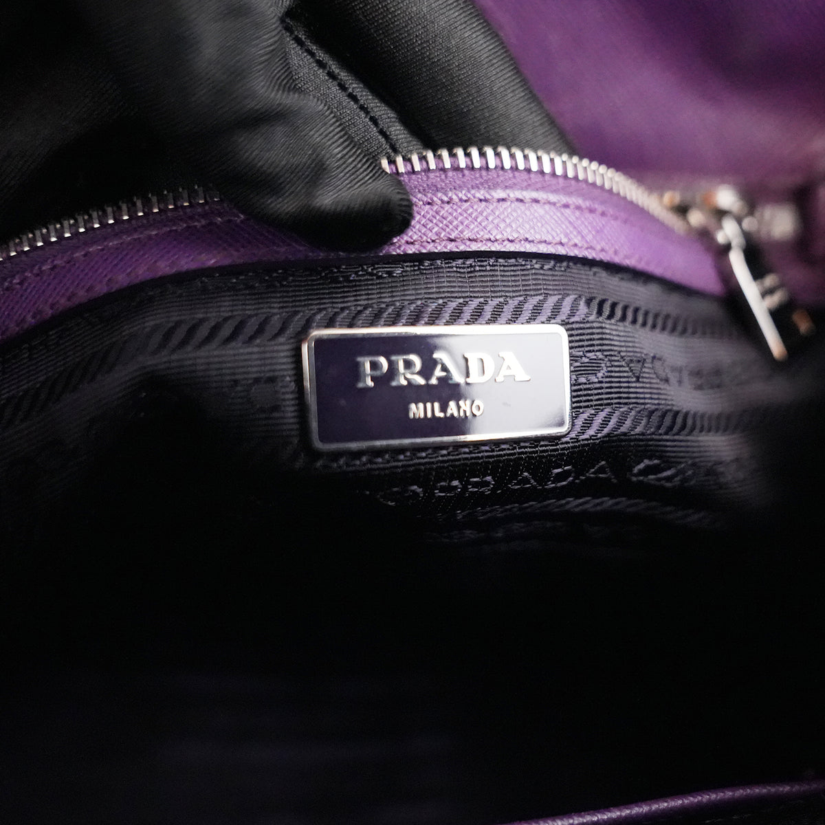 Prada Tessuto Gaufre Borsa a Spalla Viola in Nylon con Catena