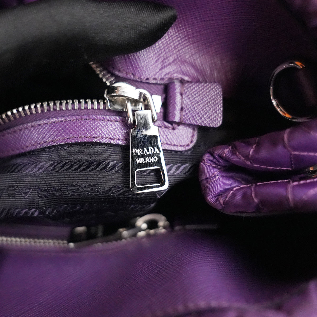 Prada Tessuto Gaufre Borsa a Spalla Viola in Nylon con Catena