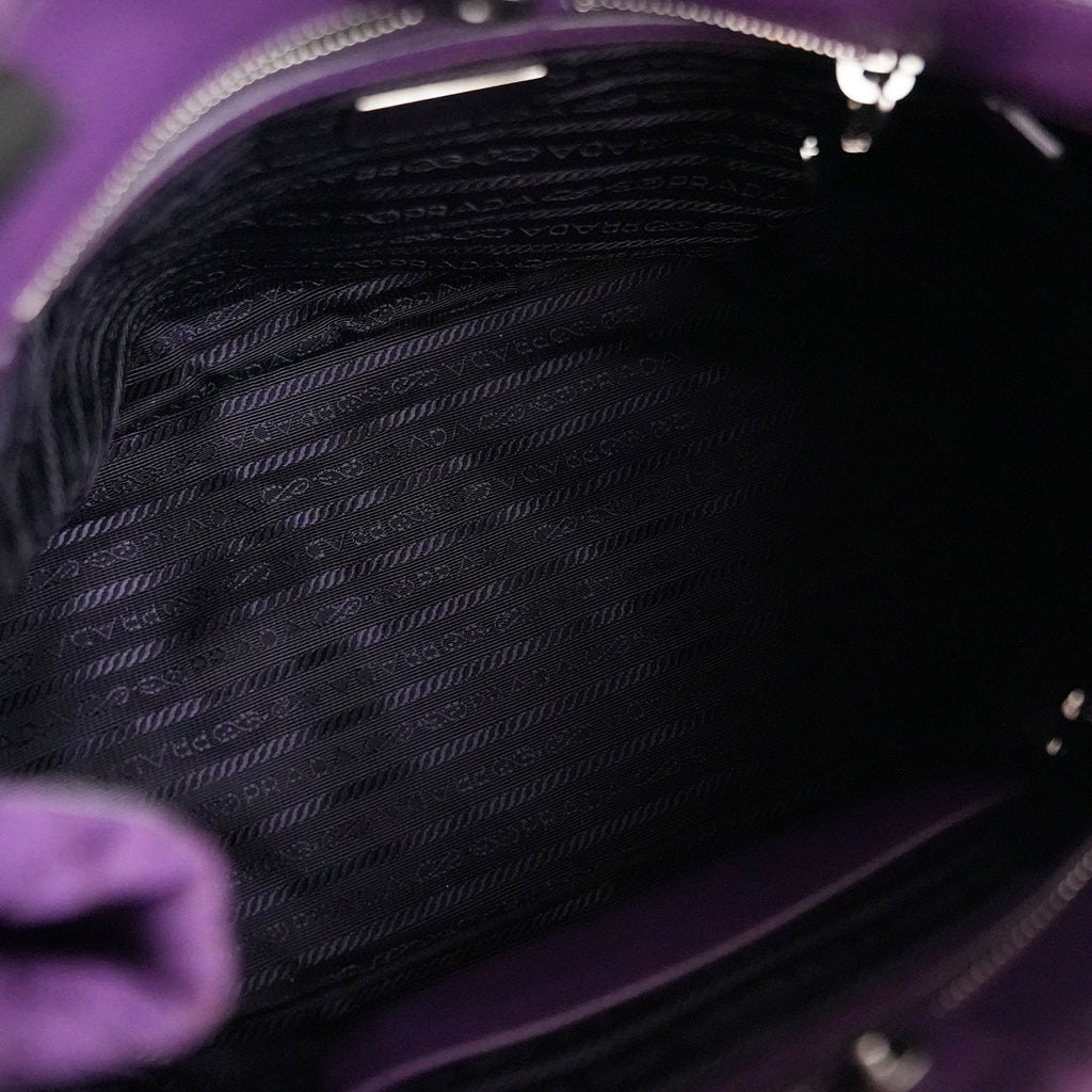 Prada Tessuto Gaufre Borsa a Spalla Viola in Nylon con Catena